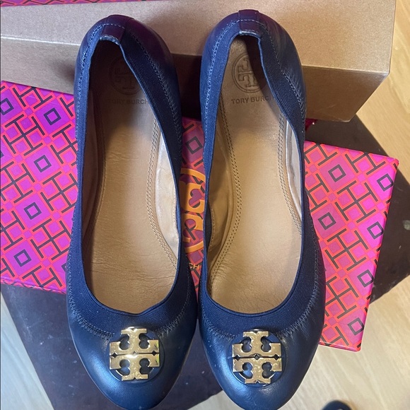 Tory Burch Women's Navy Ballet Flats with Gold Logo - Picture 1 of 2